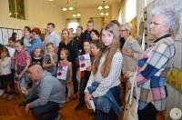 Widzowie patrzą i słuchają wykonawców w części artystycznej